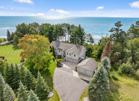 The Bluff Beach Hutch